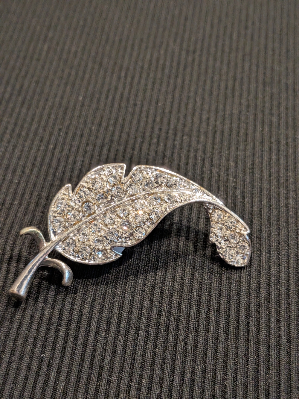 B#5: Vintage 2006s Crystal Leaf Brooch - Silver Plating